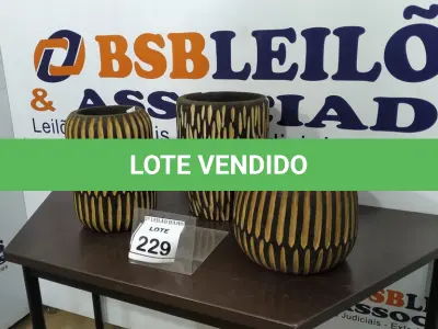 LOTE 229 - 03 VASOS DE MADEIRA ENTALHADA DECORATIVO DE TAMANHOS E FORMATOS VARIADOS. (NO ESTADO) ATENÇÃO! FAZER A VISITAÇÃO ANTES DE ARREMATAR, NÃO SABEMOS SE FUNCIONA. LEILÃO NÃO TEM GARANTIA E NEM DEVOLUÇÃO, SUJEITO A POSSÍVEIS AVARIAS VISÍVEIS/OCULTAS E/OU AUSÊNCIA DE COMPONENTES.