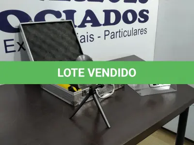 LOTE 235 - 01 GOPRO COM ACESSÓRIOS E CASE. (NO ESTADO) ATENÇÃO! FAZER A VISITAÇÃO ANTES DE ARREMATAR, NÃO SABEMOS SE FUNCIONA. LEILÃO NÃO TEM GARANTIA E NEM DEVOLUÇÃO, SUJEITO A POSSÍVEIS AVARIAS VISÍVEIS/OCULTAS E/OU AUSÊNCIA DE COMPONENTES.