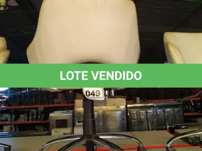 LOTE 049 - 01 POLTRONA GIRATÓRIA COM RODINHAS BASE CROMADA NA COR BRANCA. (NO ESTADO) ATENÇÃO! FAZER A VISITAÇÃO ANTES DE ARREMATAR, NÃO SABEMOS SE FUNCIONA, LEILÃO NÃO TEM GARANTIA E NEM DEVOLUÇÃO, SUJEITO A POSSÍVEIS AVARIAS VISÍVEIS/OCULTAS E/OU AUSÊNCIA DE COMPONENTES.