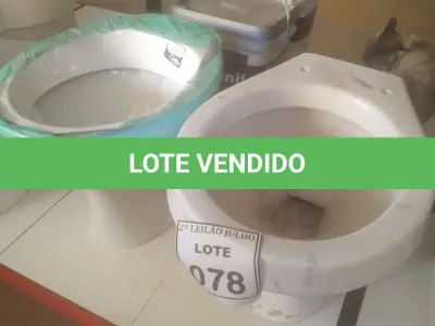 LOTE 078 - 02 VASOS SANITÁRIOS. (NO ESTADO) ATENÇÃO! FAZER A VISITAÇÃO ANTES DE ARREMATAR, NÃO SABEMOS SE FUNCIONA. LEILÃO NÃO TEM GARANTIA E NEM DEVOLUÇÃO, SUJEITO A POSSÍVEIS AVARIAS VISÍVEIS/OCULTAS E/OU AUSÊNCIA DE COMPONENTES.