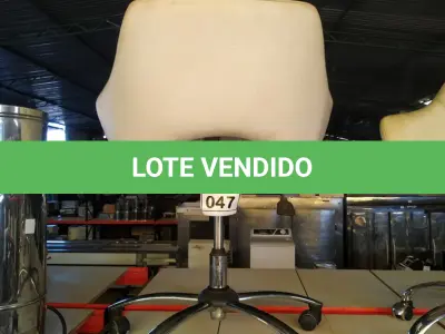 LOTE 047 - 01 POLTRONA GIRATÓRIA COM RODINHAS BASE CROMADA NA COR BRANCA. (NO ESTADO) ATENÇÃO! FAZER A VISITAÇÃO ANTES DE ARREMATAR, NÃO SABEMOS SE FUNCIONA, LEILÃO NÃO TEM GARANTIA E NEM DEVOLUÇÃO, SUJEITO A POSSÍVEIS AVARIAS VISÍVEIS/OCULTAS E/OU AUSÊNCIA DE COMPONENTES.