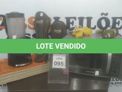 LOTE 095 - 01 MICRO-ONDAS MARCA ELECTROLUX, 01 LIQUIDIFICADOR, 01 SOPRADOR TÉRMICO, 01 FURADEIRA, 01 PAR DE CANELEIRA E VÁRIAS BANDEJAS. (NO ESTADO) ATENÇÃO! FAZER A VISITAÇÃO ANTES DE ARREMATAR, NÃO SABEMOS SE FUNCIONA. LEILÃO NÃO TEM GARANTIA E NEM DEVOLUÇÃO, SUJEITO A POSSÍVEIS AVARIAS VISÍVEIS/OCULTAS E/OU AUSÊNCIA DE COMPONENTES.