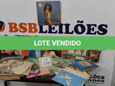LOTE 233 - 01 LOTE COM VÁRIOS DISCOS DE VINIL. (NO ESTADO) ATENÇÃO! FAZER A VISITAÇÃO ANTES DE ARREMATAR, NÃO SABEMOS SE FUNCIONA. LEILÃO NÃO TEM GARANTIA E NEM DEVOLUÇÃO, SUJEITO A POSSÍVEIS AVARIAS VISÍVEIS/OCULTAS E/OU AUSÊNCIA DE COMPONENTES.
