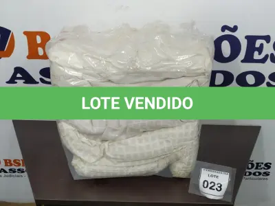 LOTE 023 - 01 SACO COM TRAVESSEIROS. (NO ESTADO EM QUE SE ENCONTRA. SUJEITO A AVARIAS OCULTAS/VISÍVEIS.)