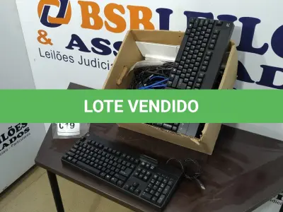 LOTE 019 - 01 CAIXA COM DIVERSOS ELETRÔNICOS, TECLADOS, CABOS E LOGITECH WEBCAM.  (NO ESTADO EM QUE SE ENCONTRA. SUJEITO A AVARIAS OCULTAS/VISÍVEIS.)