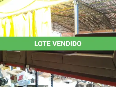 LOTE 282 - 01 SOFÁ 03 LUGARES E 02 POLTRONAS NA COR CINZA CLARO CAMURÇA. (NO ESTADO) ATENÇÃO! FAZER A VISITAÇÃO ANTES DE ARREMATAR, NÃO SABEMOS SE FUNCIONA. LEILÃO NÃO TEM GARANTIA E NEM DEVOLUÇÃO, SUJEITO A POSSÍVEIS AVARIAS VISÍVEIS/OCULTAS E/OU AUSÊNCIA DE COMPONENTES.