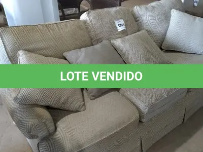LOTE 094 - 01 SOFÁ 03 LUGARES. (NO ESTADO EM QUE SE ENCONTRA. SUJEITO A AVARIAS OCULTAS/VISÍVEIS.) AV9871P