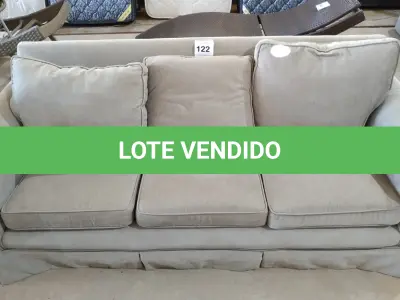 LOTE 122 - 01 SOFÁ 03 LUGARES. (NO ESTADO EM QUE SE ENCONTRA. SUJEITO A AVARIAS OCULTAS/VISÍVEIS.) AV9573J