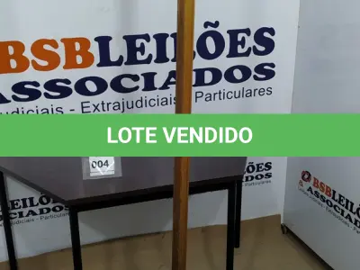 LOTE 004 - 01 CABIDEIRO EM MADEIRA. (NO ESTADO EM QUE SE ENCONTRA. SUJEITO A AVARIAS OCULTAS/VISÍVEIS.)