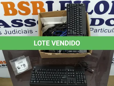 LOTE 019 - 01 CAIXA COM DIVERSOS ELETRÔNICOS, TECLADOS, CABOS E LOGITECH WEBCAM.  (NO ESTADO EM QUE SE ENCONTRA. SUJEITO A AVARIAS OCULTAS/VISÍVEIS.)