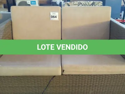 LOTE 064 - 01 SOFÁ DE JARDIM. (NO ESTADO EM QUE SE ENCONTRA. SUJEITO A AVARIAS OCULTAS/VISÍVEIS.) BH1517U