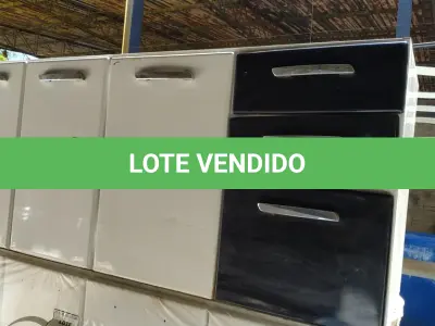 LOTE 304 - 01 ARMÁRIO PEQUENO DE COZINHA COM 03 PORTAS E 03 GAVETAS. (NO ESTADO) ATENÇÃO! FAZER A VISITAÇÃO ANTES DE ARREMATAR, NÃO SABEMOS SE FUNCIONA. LEILÃO NÃO TEM GARANTIA E NEM DEVOLUÇÃO, SUJEITO A POSSÍVEIS AVARIAS VISÍVEIS/OCULTAS E/OU AUSÊNCIA DE COMPONENTES.