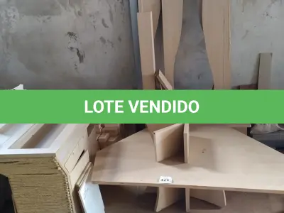 LOTE 426 - 02 EXPOSITORES DESMONTADOS E 01 VITRINE EM MADEIRA COM 02 PORTAS E 02 GAVETAS