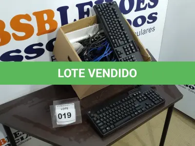 LOTE 019 - 01 CAIXA COM DIVERSOS ELETRÔNICOS, TECLADOS, CABOS E LOGITECH WEBCAM.  (NO ESTADO EM QUE SE ENCONTRA. SUJEITO A AVARIAS OCULTAS/VISÍVEIS.)