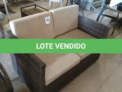 LOTE 105 - 01 SOFÁ DE JARDIM. (NO ESTADO EM QUE SE ENCONTRA. SUJEITO A AVARIAS OCULTAS/VISÍVEIS.) BF8656P