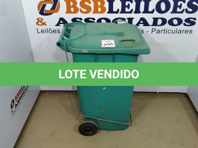 LOTE 330 - 01 LIXEIRA PLÁSTICA COM PEDAL. (NO ESTADO) ATENÇÃO! FAZER A VISITAÇÃO ANTES DE ARREMATAR, NÃO SABEMOS SE FUNCIONA. LEILÃO NÃO TEM GARANTIA E NEM DEVOLUÇÃO, SUJEITO A POSSÍVEIS AVARIAS VISÍVEIS/OCULTAS E/OU AUSÊNCIA DE COMPONENTES.