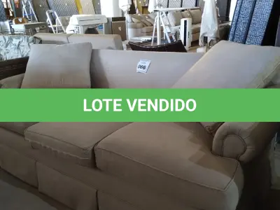 LOTE 066 - 01 SOFÁ 03 LUGARES. (NO ESTADO EM QUE SE ENCONTRA. SUJEITO A AVARIAS OCULTAS/VISÍVEIS.) AV9589V
