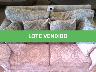 LOTE 118 - 01 SOFÁ 02 LUGARES. (NO ESTADO EM QUE SE ENCONTRA. SUJEITO A AVARIAS OCULTAS/VISÍVEIS.) AU2118D
