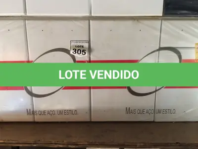 LOTE 305 - 01 ARMÁRIO PEQUENO DE COZINHA COM 03 PORTAS E 03 GAVETAS. (NO ESTADO) ATENÇÃO! FAZER A VISITAÇÃO ANTES DE ARREMATAR, NÃO SABEMOS SE FUNCIONA. LEILÃO NÃO TEM GARANTIA E NEM DEVOLUÇÃO, SUJEITO A POSSÍVEIS AVARIAS VISÍVEIS/OCULTAS E/OU AUSÊNCIA DE COMPONENTES.
