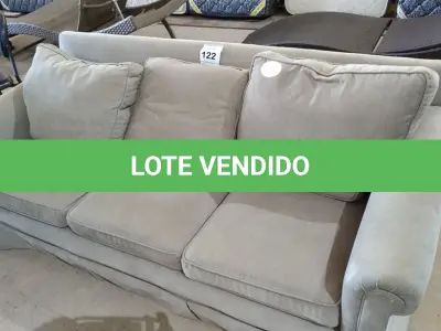 LOTE 122 - 01 SOFÁ 03 LUGARES. (NO ESTADO EM QUE SE ENCONTRA. SUJEITO A AVARIAS OCULTAS/VISÍVEIS.) AV9573J