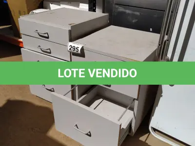 LOTE 295 - 02 GAVETEIROS EM MADEIRA PARA ESCRITÓRIO. (NO ESTADO) ATENÇÃO! FAZER A VISITAÇÃO ANTES DE ARREMATAR, NÃO SABEMOS SE FUNCIONA. LEILÃO NÃO TEM GARANTIA E NEM DEVOLUÇÃO, SUJEITO A POSSÍVEIS AVARIAS VISÍVEIS/OCULTAS E/OU AUSÊNCIA DE COMPONENTES.