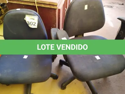 LOTE 302 - 02 CADEIRAS GIRATÓRIAS COM RODINHAS. (NO ESTADO) ATENÇÃO! FAZER A VISITAÇÃO ANTES DE ARREMATAR, NÃO SABEMOS SE FUNCIONA. LEILÃO NÃO TEM GARANTIA E NEM DEVOLUÇÃO, SUJEITO A POSSÍVEIS AVARIAS VISÍVEIS/OCULTAS E/OU AUSÊNCIA DE COMPONENTES.