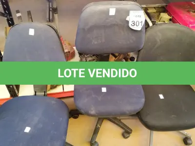 LOTE 301 - 03 CADEIRAS GIRATÓRIAS COM RODINHAS. (NO ESTADO) ATENÇÃO! FAZER A VISITAÇÃO ANTES DE ARREMATAR, NÃO SABEMOS SE FUNCIONA. LEILÃO NÃO TEM GARANTIA E NEM DEVOLUÇÃO, SUJEITO A POSSÍVEIS AVARIAS VISÍVEIS/OCULTAS E/OU AUSÊNCIA DE COMPONENTES.