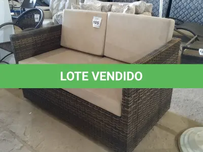 LOTE 105 - 01 SOFÁ DE JARDIM. (NO ESTADO EM QUE SE ENCONTRA. SUJEITO A AVARIAS OCULTAS/VISÍVEIS.) BF8656P