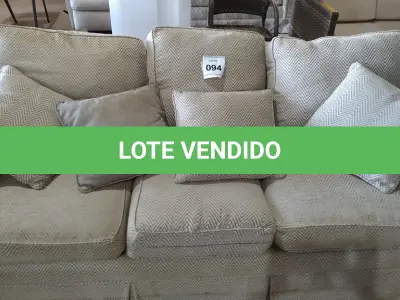 LOTE 094 - 01 SOFÁ 03 LUGARES. (NO ESTADO EM QUE SE ENCONTRA. SUJEITO A AVARIAS OCULTAS/VISÍVEIS.) AV9871P