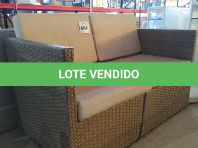 LOTE 064 - 01 SOFÁ DE JARDIM. (NO ESTADO EM QUE SE ENCONTRA. SUJEITO A AVARIAS OCULTAS/VISÍVEIS.) BH1517U