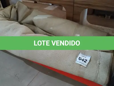 LOTE 042 - 01 TAPETE. (NO ESTADO EM QUE SE ENCONTRA. SUJEITO A AVARIAS OCULTAS/VISÍVEIS.) AV9781P