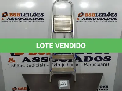 LOTE 071 - 01 ESCADA. (NO ESTADO EM QUE SE ENCONTRA. SUJEITO A AVARIAS OCULTAS/VISÍVEIS.)