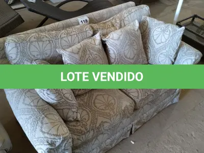 LOTE 118 - 01 SOFÁ 02 LUGARES. (NO ESTADO EM QUE SE ENCONTRA. SUJEITO A AVARIAS OCULTAS/VISÍVEIS.) AU2118D