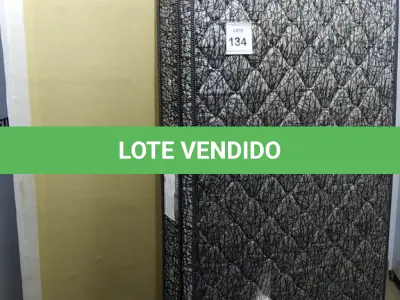 LOTE 134 - 01 COLCHÃO SOLTEIRO COM BASE.  (NO ESTADO EM QUE SE ENCONTRA. SUJEITO A AVARIAS OCULTAS/VISÍVEIS.)  AU2473U/ AV9917J