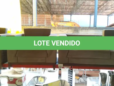 LOTE 282 - 01 SOFÁ 03 LUGARES E 02 POLTRONAS NA COR CINZA CLARO CAMURÇA. (NO ESTADO) ATENÇÃO! FAZER A VISITAÇÃO ANTES DE ARREMATAR, NÃO SABEMOS SE FUNCIONA. LEILÃO NÃO TEM GARANTIA E NEM DEVOLUÇÃO, SUJEITO A POSSÍVEIS AVARIAS VISÍVEIS/OCULTAS E/OU AUSÊNCIA DE COMPONENTES.