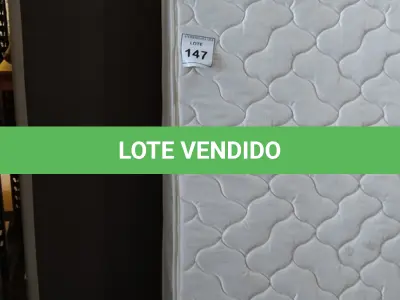 LOTE 147 - 01 COLCHÃO SOLTEIRO COM BASE. (NO ESTADO EM QUE SE ENCONTRA. SUJEITO A AVARIAS OCULTAS/VISÍVEIS.) AV9917K