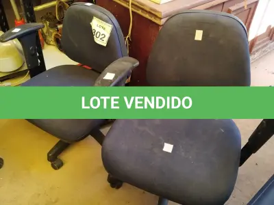 LOTE 302 - 02 CADEIRAS GIRATÓRIAS COM RODINHAS. (NO ESTADO) ATENÇÃO! FAZER A VISITAÇÃO ANTES DE ARREMATAR, NÃO SABEMOS SE FUNCIONA. LEILÃO NÃO TEM GARANTIA E NEM DEVOLUÇÃO, SUJEITO A POSSÍVEIS AVARIAS VISÍVEIS/OCULTAS E/OU AUSÊNCIA DE COMPONENTES.