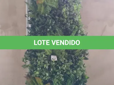 LOTE 427 - 01 PAINEL DECORADO COM PLANTAS ARTIFICIAIS