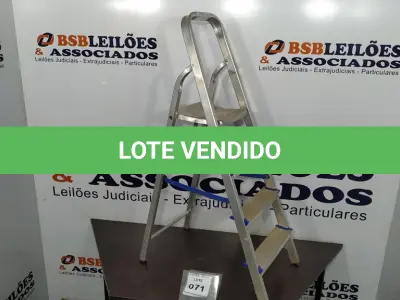 LOTE 071 - 01 ESCADA. (NO ESTADO EM QUE SE ENCONTRA. SUJEITO A AVARIAS OCULTAS/VISÍVEIS.)