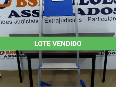 LOTE 115 - 01 ESCADA. (NO ESTADO EM QUE SE ENCONTRA. SUJEITO A AVARIAS OCULTAS/VISÍVEIS.)