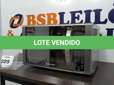 LOTE 025 - 01 MICRO-ONDAS ELECTROLUX 220V. (NO ESTADO EM QUE SE ENCONTRA. SUJEITO A AVARIAS OCULTAS/VISÍVEIS.) AV9696Y