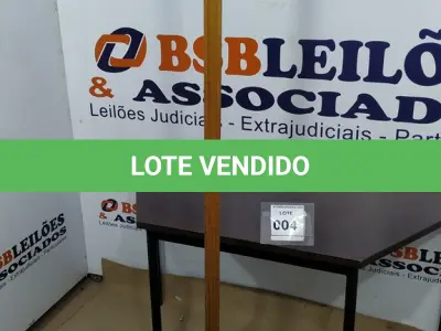 LOTE 004 - 01 CABIDEIRO EM MADEIRA. (NO ESTADO EM QUE SE ENCONTRA. SUJEITO A AVARIAS OCULTAS/VISÍVEIS.)