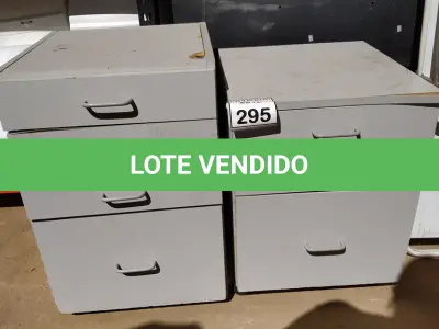 LOTE 295 - 02 GAVETEIROS EM MADEIRA PARA ESCRITÓRIO. (NO ESTADO) ATENÇÃO! FAZER A VISITAÇÃO ANTES DE ARREMATAR, NÃO SABEMOS SE FUNCIONA. LEILÃO NÃO TEM GARANTIA E NEM DEVOLUÇÃO, SUJEITO A POSSÍVEIS AVARIAS VISÍVEIS/OCULTAS E/OU AUSÊNCIA DE COMPONENTES.