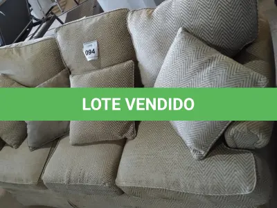 LOTE 094 - 01 SOFÁ 03 LUGARES. (NO ESTADO EM QUE SE ENCONTRA. SUJEITO A AVARIAS OCULTAS/VISÍVEIS.) AV9871P