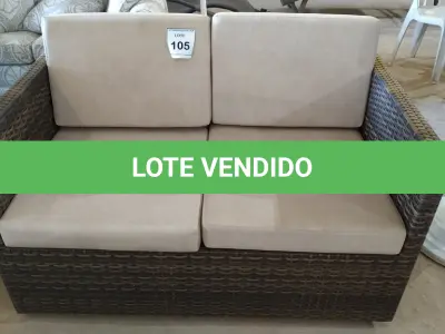 LOTE 105 - 01 SOFÁ DE JARDIM. (NO ESTADO EM QUE SE ENCONTRA. SUJEITO A AVARIAS OCULTAS/VISÍVEIS.) BF8656P