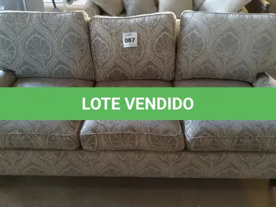 LOTE 087 - 01 SOFÁ 03 LUGARES. (NO ESTADO EM QUE SE ENCONTRA. SUJEITO A AVARIAS OCULTAS/VISÍVEIS.) AU2091J