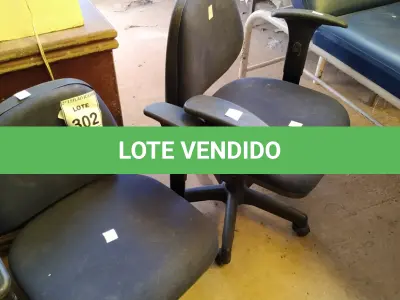 LOTE 302 - 02 CADEIRAS GIRATÓRIAS COM RODINHAS. (NO ESTADO) ATENÇÃO! FAZER A VISITAÇÃO ANTES DE ARREMATAR, NÃO SABEMOS SE FUNCIONA. LEILÃO NÃO TEM GARANTIA E NEM DEVOLUÇÃO, SUJEITO A POSSÍVEIS AVARIAS VISÍVEIS/OCULTAS E/OU AUSÊNCIA DE COMPONENTES.