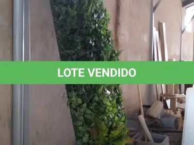 LOTE 427 - 01 PAINEL DECORADO COM PLANTAS ARTIFICIAIS