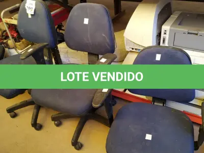 LOTE 299 - 03 CADEIRAS GIRATÓRIAS COM RODINHAS. (NO ESTADO) ATENÇÃO! FAZER A VISITAÇÃO ANTES DE ARREMATAR, NÃO SABEMOS SE FUNCIONA. LEILÃO NÃO TEM GARANTIA E NEM DEVOLUÇÃO, SUJEITO A POSSÍVEIS AVARIAS VISÍVEIS/OCULTAS E/OU AUSÊNCIA DE COMPONENTES.