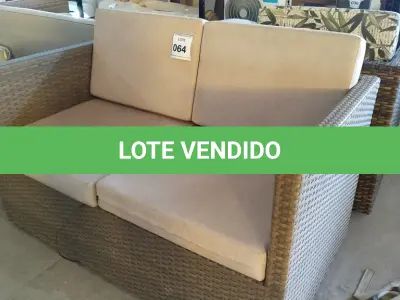 LOTE 064 - 01 SOFÁ DE JARDIM. (NO ESTADO EM QUE SE ENCONTRA. SUJEITO A AVARIAS OCULTAS/VISÍVEIS.) BH1517U